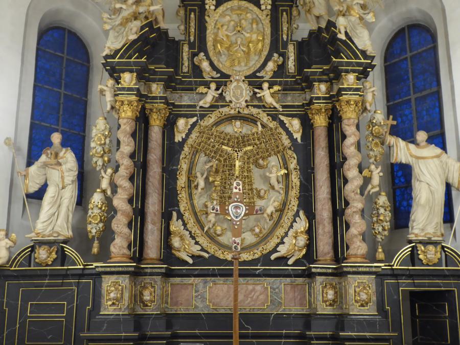 unser Gründungskreuz aufgerichtet vor dem Altar an Karfreitag